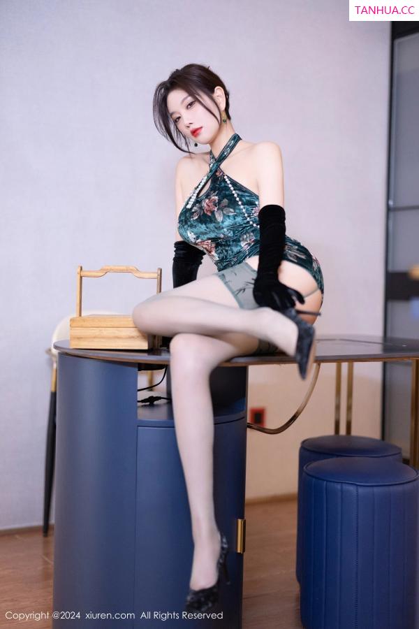 杨晨晨 sugar小甜心CC [XiuRen]高清写真图 2024.09.14 No.9165 杨晨晨Yome 黑丝美腿第16张图片